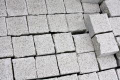 Брусчатка колотая из Мансуровского гранита 